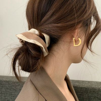 予約 アルファベット モチーフ フープ ピアス